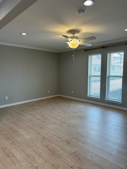 Living room - 5076 Matilda St