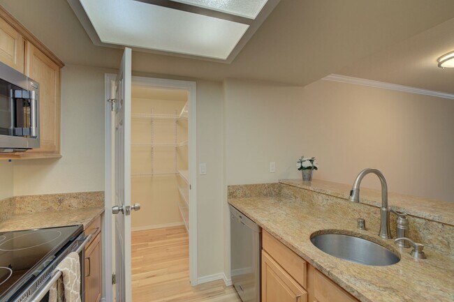 Primary Photo - 2Bd/1Ba Bellevue Condo