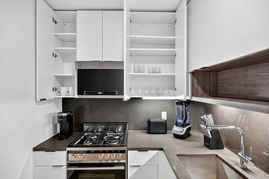 Building Photo - 68 W 37th St