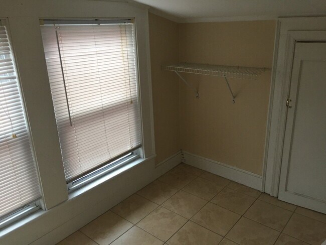 Building Photo - One Bedroom in Olde Town Portsmouth