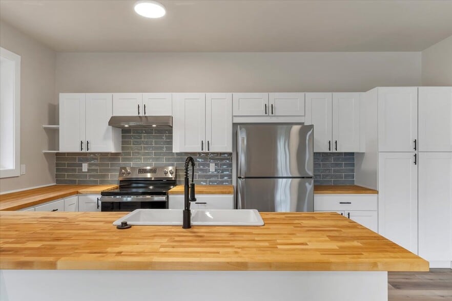 Building Photo - 1094 15th St SE