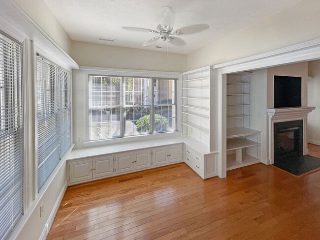 Building Photo - Spacious 3 bedroom/ 2 full bath home in Mi...