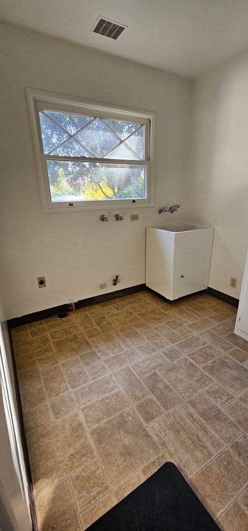 Building Photo - 3 bedroom Riverside home