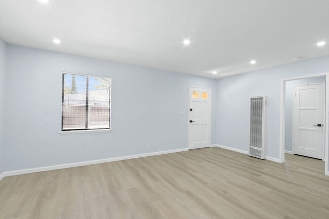 Building Photo - Beautifully Rehabbed Costa Mesa SFH with Large Yard
