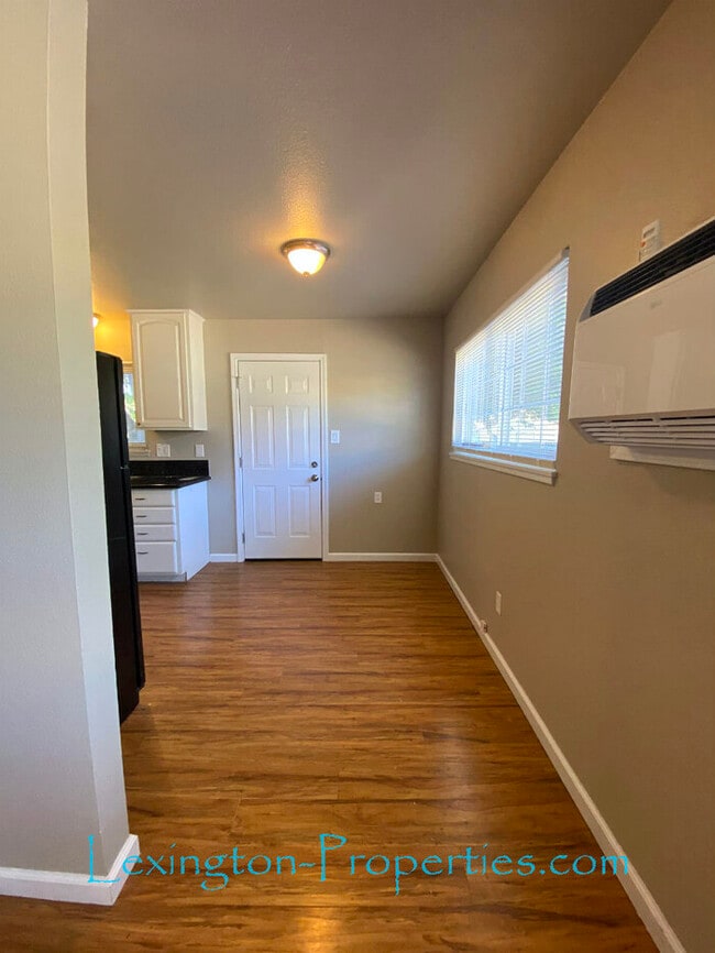 Building Photo - Beautifully Updated, 2BD/1BA, Duplex Home ...
