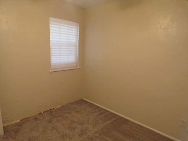 Building Photo - 2317 NW Bell Ave