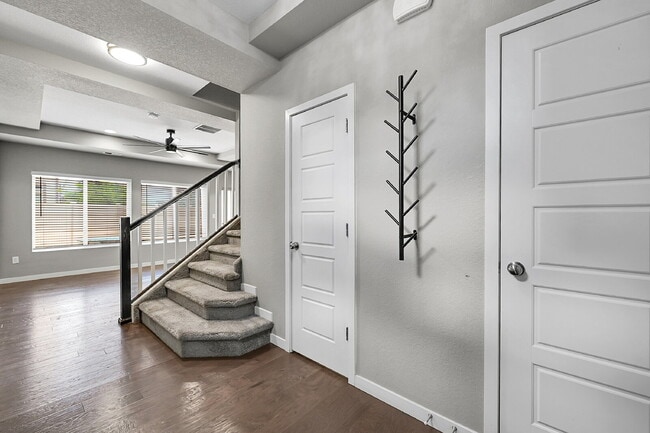 Building Photo - $2,350.00, 3 bed, 2.5 bath located in Colo...