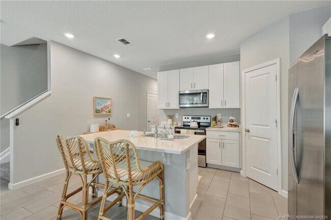 Building Photo - 396 SE Sea Hunt Way