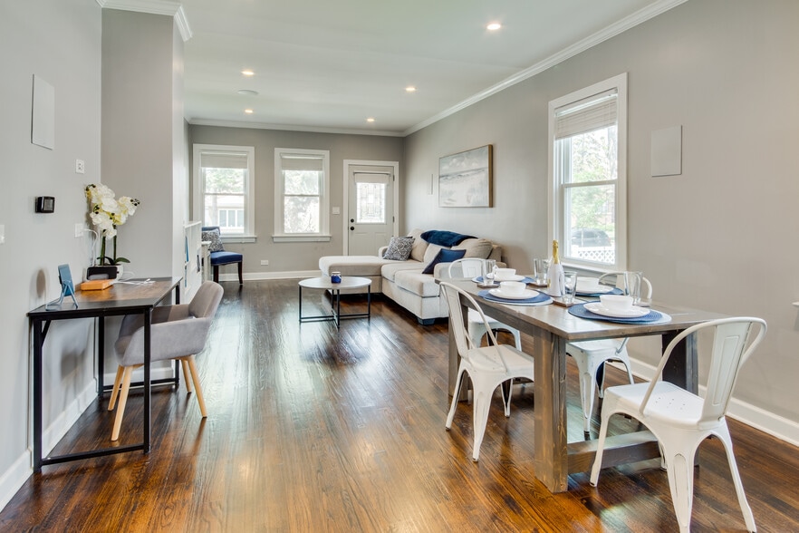 Open concept living area - 3717 Highland Ave