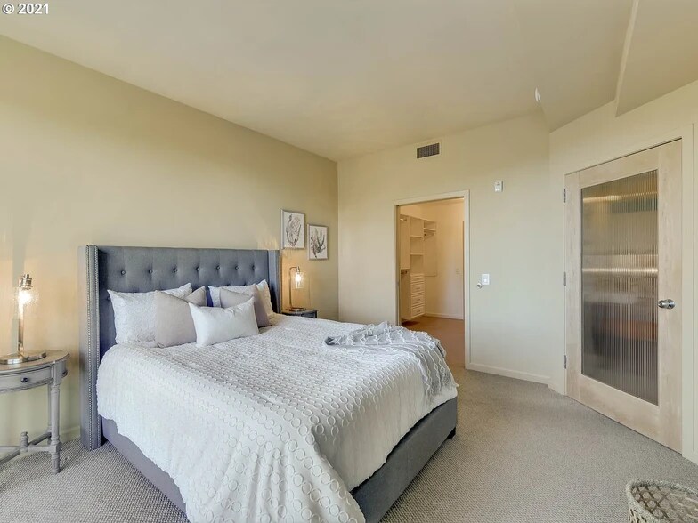 Building Photo - 1620 NE Broadway St