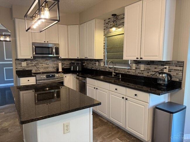 Building Photo - 6015 Hidden Oaks Ct