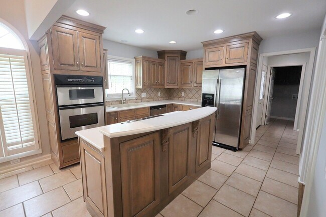 Building Photo - 8231 Lake Terrace Dr