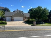Building Photo - Spacious and Modern 5 Bed, 4 Bath Home