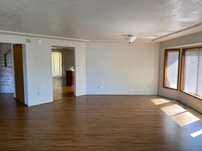 Building Photo - LARGE SINGLE FAMILY HOME, ONE LEVEL W/ FEN...
