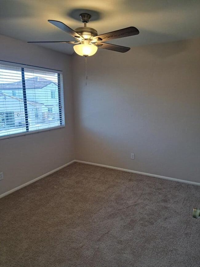 Building Photo - 1443 E Vaughn Ave