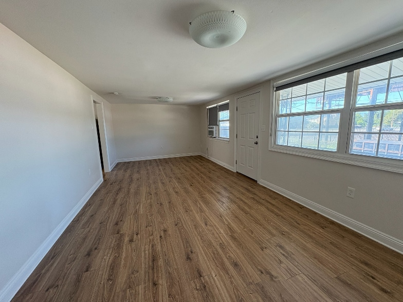 Building Photo - 420 S Anthony St