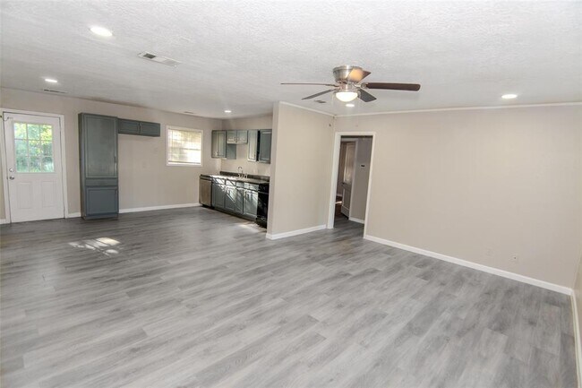 Building Photo - 1105 Mobile Dr