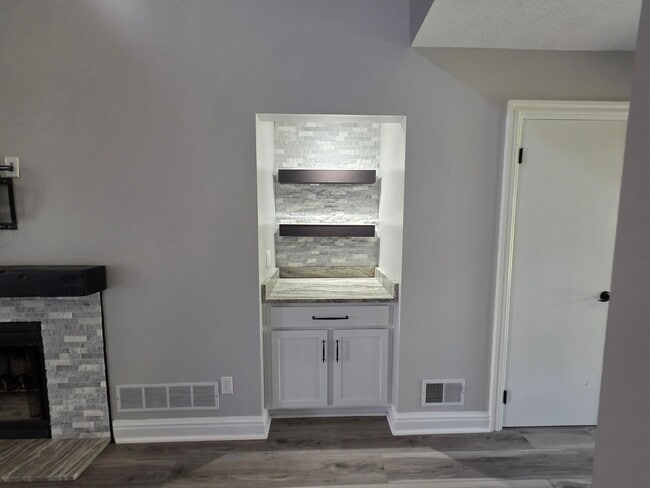 Building Photo - Spacious Town Home in Brighton Heights!
