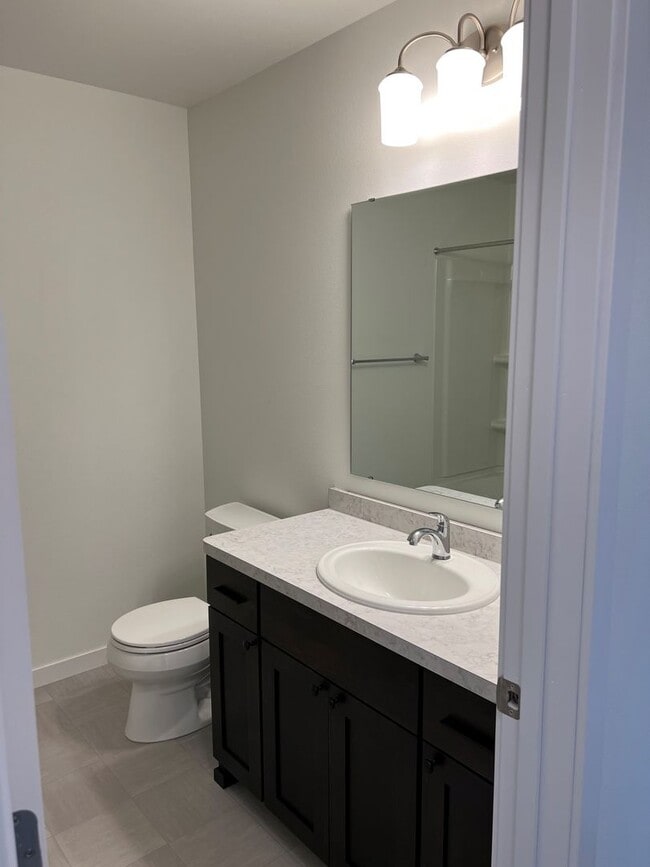 Building Photo - 4 Bed 3 Bath Twin Home