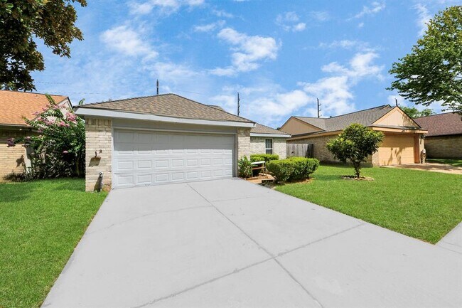 Building Photo - 2029 Highland Hills Dr