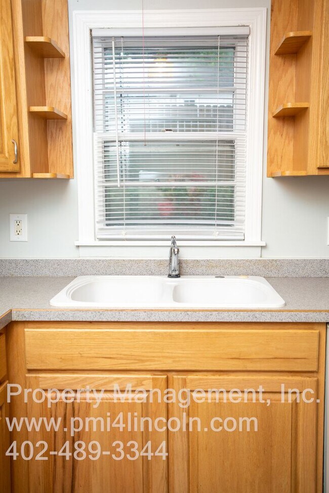 Building Photo - 2 Bedroom and 1 Bathroom Home Available For Rent!