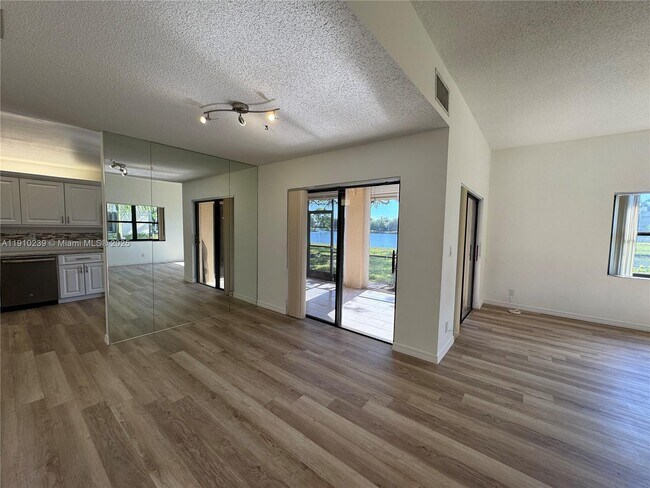 Building Photo - 573 Racquet Club Rd