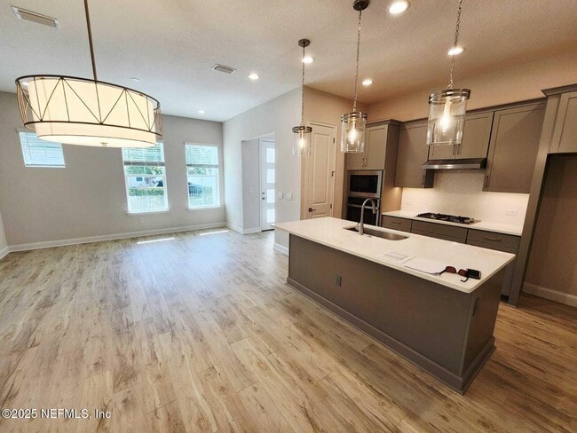 Building Photo - 541 Crestview Dr