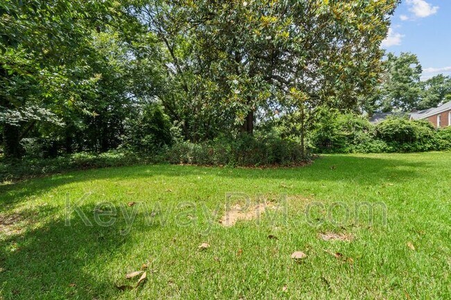 Building Photo - 2334 Redwood Dr