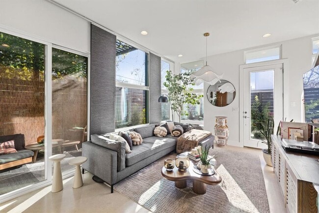 Building Photo - 1904 E 17th St