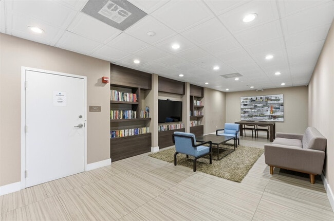 Building Photo - 3675 N Country Club Dr