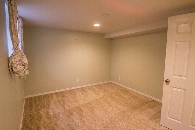 Building Photo - Beautiful Maple Leaf Home