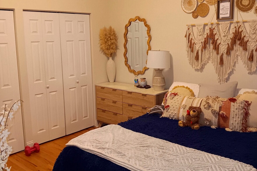 Building Photo - 910 Green Bay Rd