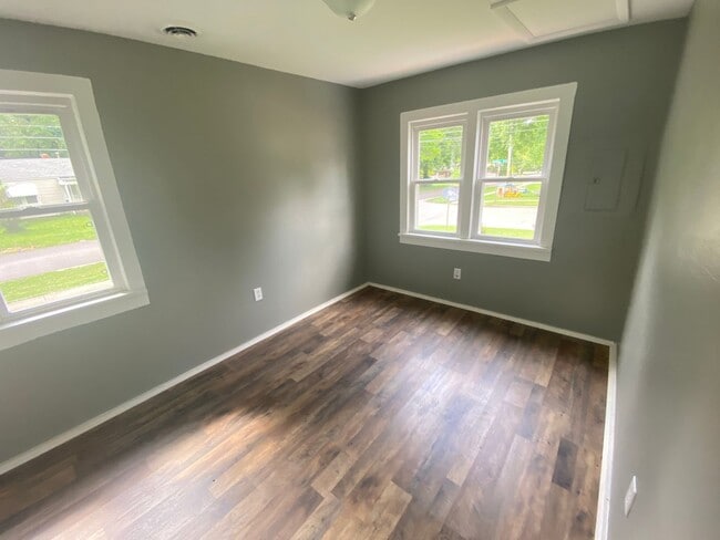 Building Photo - Updated 2 bed/1 bath, 800 sqft home!