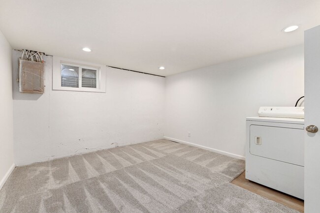 Building Photo - Spacious Duplex in Johnson County