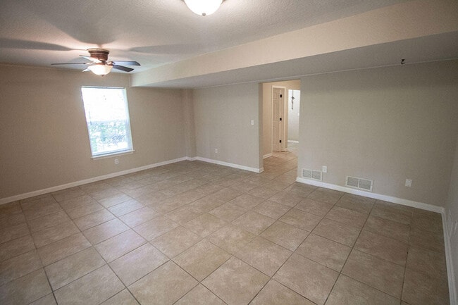 Building Photo - 1329 Valley Creek Ln