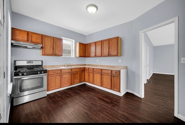 Building Photo - 922 Summer St