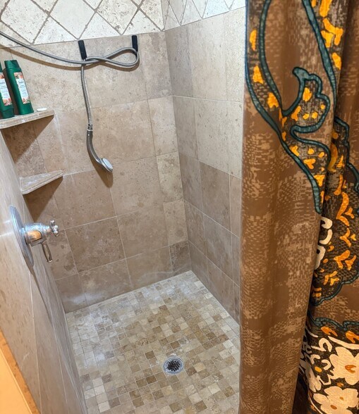 Upstairs Shower - 1155 S Page Springs Rd