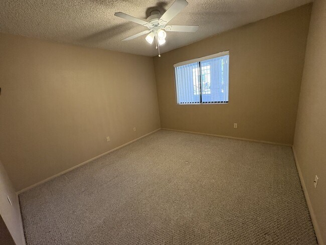 Building Photo - East side condo with community pool/spa/assigned covered parking place