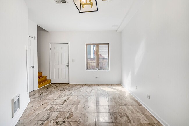 Building Photo - 3262 W Armitage Ave