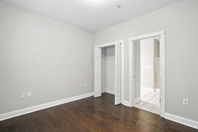 Building Photo - Move-in Ready: 2 Bedroom Condo!