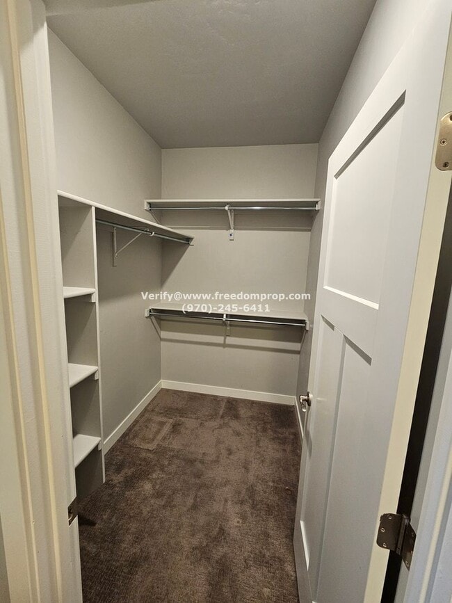 Building Photo - Beautiful Furnished 2bed 2.5 bath Townhome...