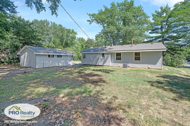 Building Photo - 3 Bedroom Home in Bloomington