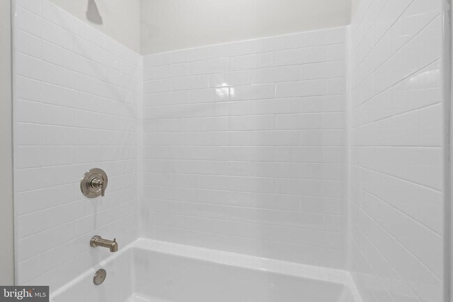 Building Photo - 30 W Broad St