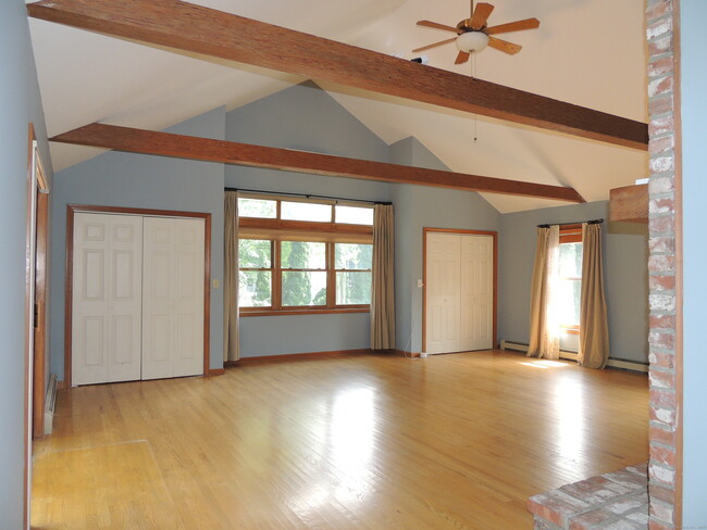 Building Photo - 12 Cardinal Ln