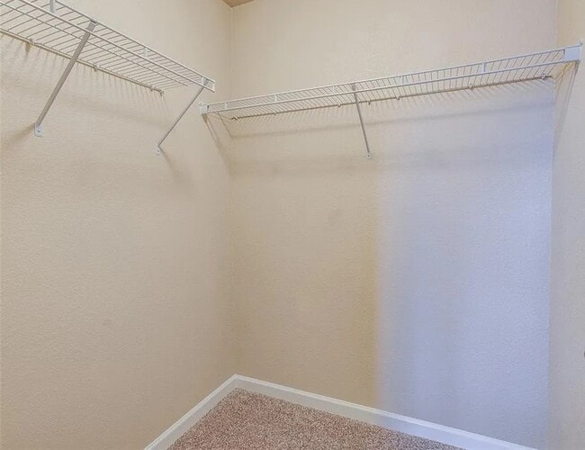 Bedroom 2 closet - 5644 Shamrock Hts