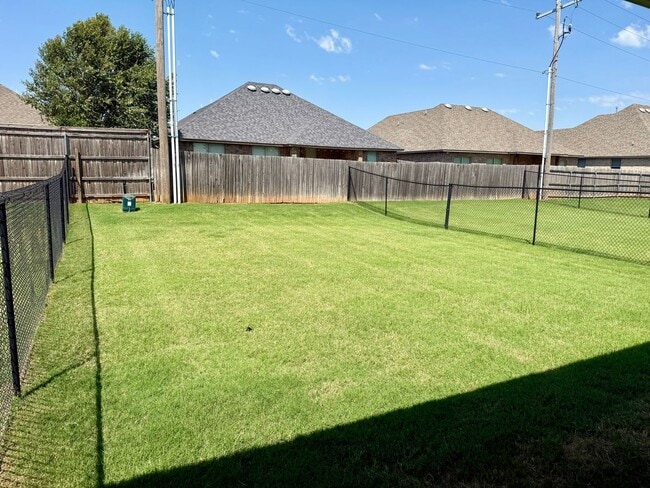 Building Photo - Large 3 Bed, 2 Bath in Beautifully Well-Maintained Neighborhood