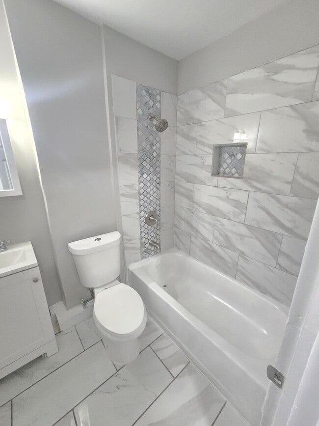 Building Photo - 402 N Curley St