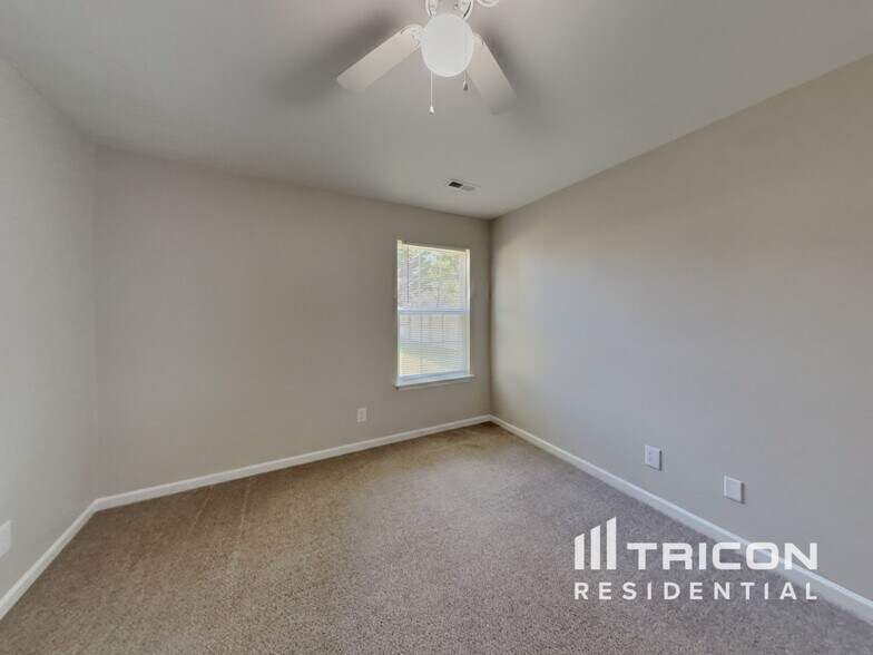 Building Photo - 7311 Village Acre Dr