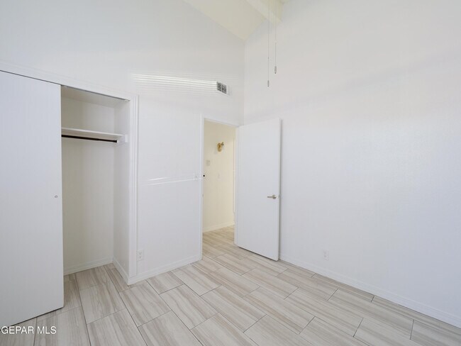 Building Photo - 1901 Lake Omega St