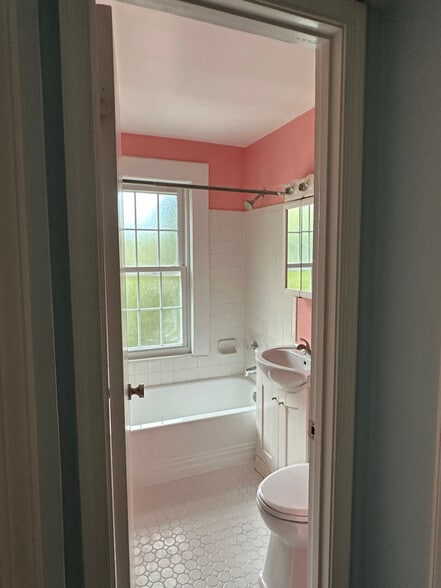 Building Photo - 305 E Duncan Ave